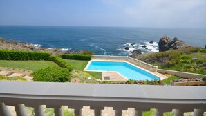 A pool with a view of the ocean and rocky coastline. - Holiday rental apartment with swimming pool in Begur, Aiguafreda (Begur)