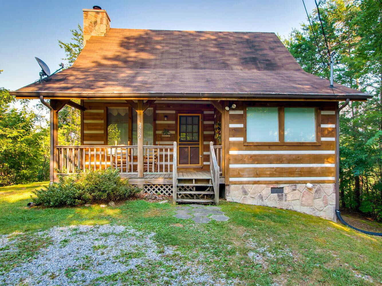 Moose Tracks, enchanting cabin in the Smoky Mountain is private and relaxing.