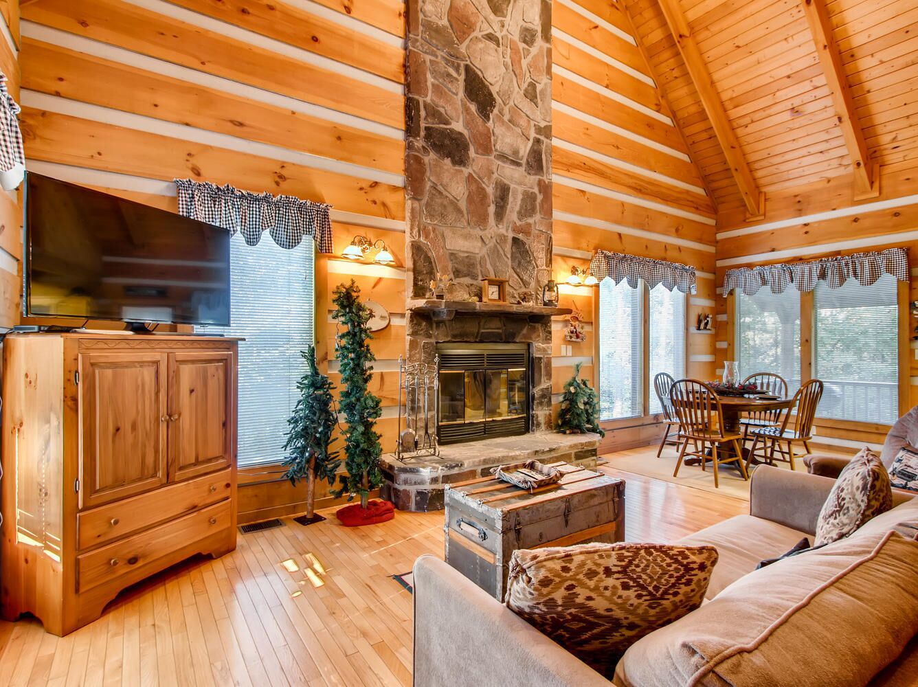 Moose Tracks, enchanting cabin in the Smoky Mountain is private and relaxing.