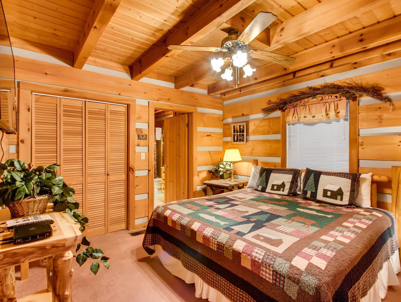 Moose Tracks, enchanting cabin in the Smoky Mountain is private and relaxing.