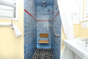 Hair dryer, towels - 330S: Charming Catalina Cottage, Large Porch, 2.5 Blocks to Beach - 330 Sumner A (Avalon)