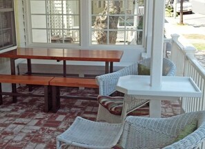 Outdoor dining - 330S: Charming Catalina Cottage, Large Porch, 2.5 Blocks to Beach - 330 Sumner A (Avalon)