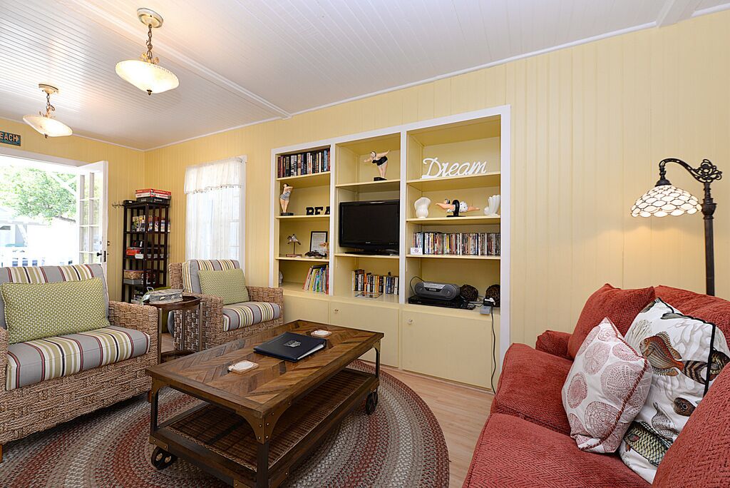 330S: Charming Catalina Cottage, Large Porch, 2.5 Blocks to Beach - 330 Sumner A