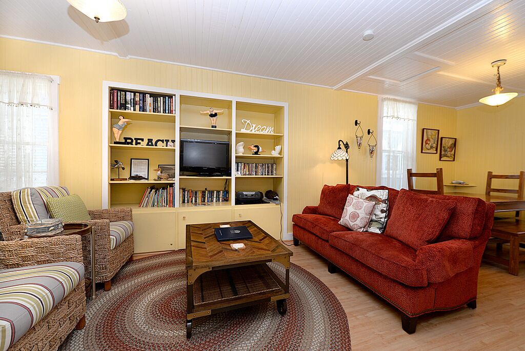 330S: Charming Catalina Cottage, Large Porch, 2.5 Blocks to Beach - 330 Sumner A