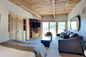1 bedroom, iron/ironing board, travel crib, internet - 🌲Timberline 217 Studio Deluxe ~ Hot Tub~Pool~WiFi~Ski-in/out~Local Shuttle🌲 (Snowmass Village)
