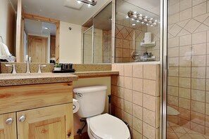 Shower, hair dryer, towels - 🌲Timberline 217 Studio Deluxe ~ Hot Tub~Pool~WiFi~Ski-in/out~Local Shuttle🌲 (Snowmass Village)