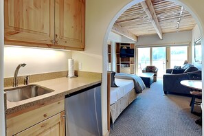 1 bedroom, iron/ironing board, travel crib, internet - 🌲Timberline 217 Studio Deluxe ~ Hot Tub~Pool~WiFi~Ski-in/out~Local Shuttle🌲 (Snowmass Village)