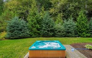 Outdoor spa tub - Montebello - Large Luxury Whistler Townhome, Private Hot Tub & Garage, BBQ (Whistler)