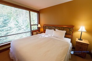 4 bedrooms, iron/ironing board, WiFi - Montebello - Large Luxury Whistler Townhome, Private Hot Tub & Garage, BBQ (Whistler)