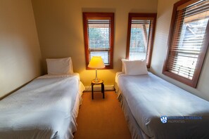 4 bedrooms, iron/ironing board, WiFi - Montebello - Large Luxury Whistler Townhome, Private Hot Tub & Garage, BBQ (Whistler)