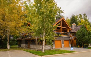 Exterior - Montebello - Large Luxury Whistler Townhome, Private Hot Tub & Garage, BBQ (Whistler)