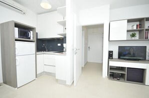 Kühlschrank, Mikrowelle, Herdplatte, Wasserkocher mit Kaffee-/Teezubehör