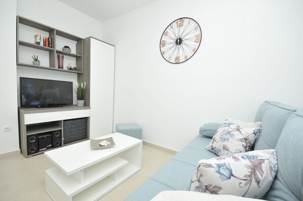 Smart TV, fireplace