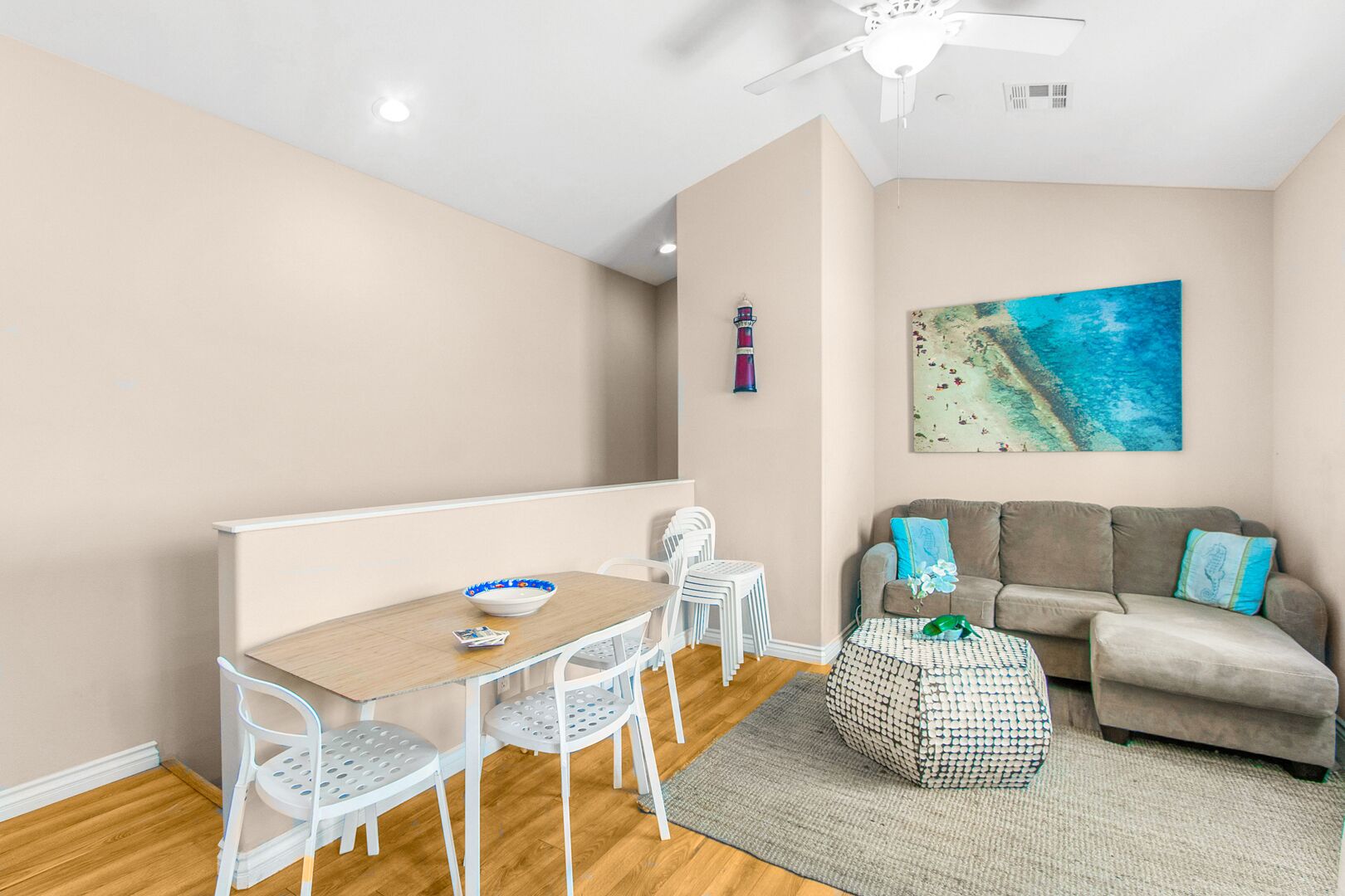 359SB: Triplex Unit B, Upper Leve, 2.5 Blocks to Beach +WIFI, - 359 Sumner B