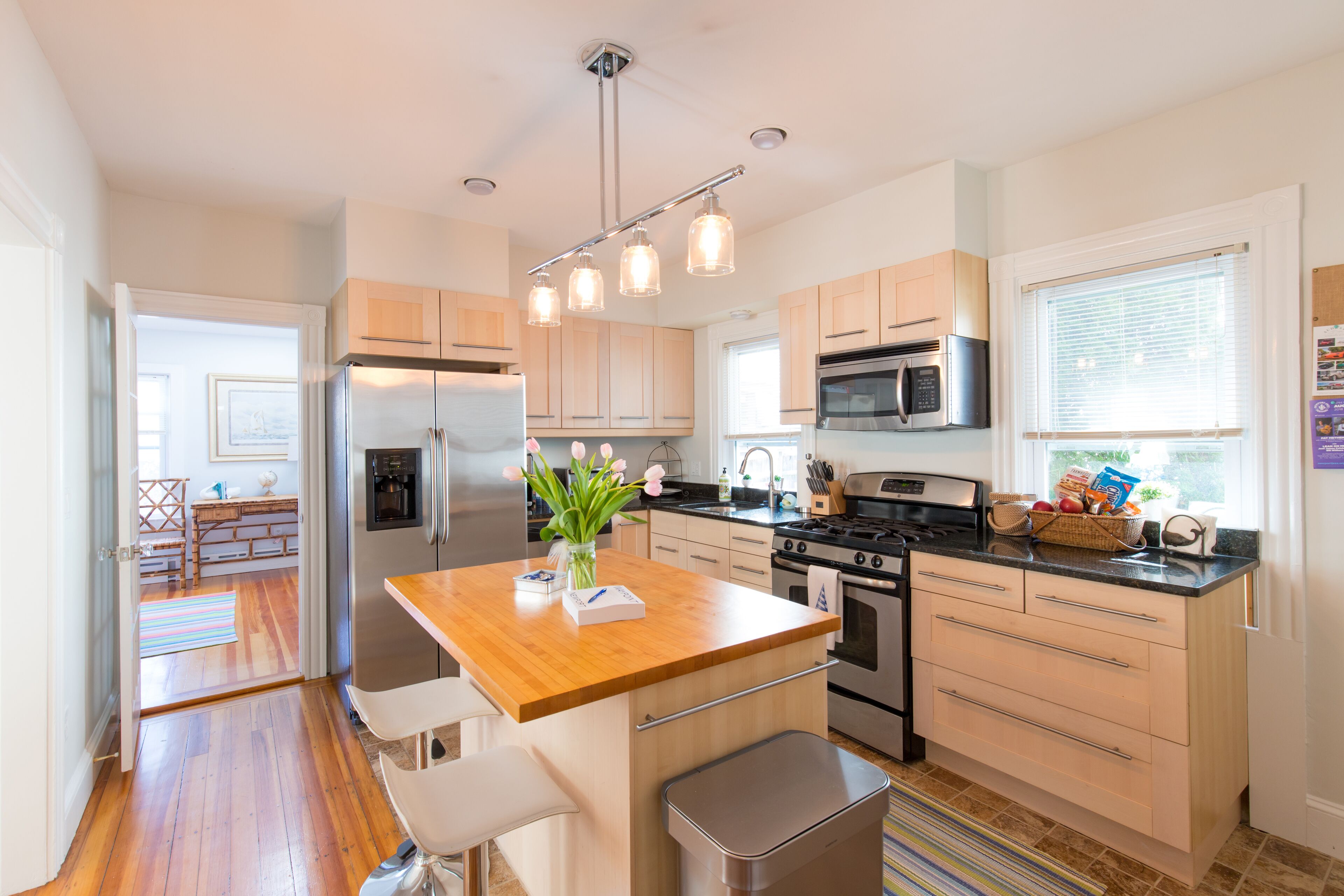 Downtown Newport-Beautiful Home w/ 2 Parking Spots