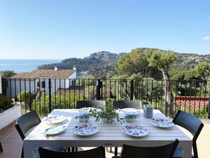Outdoor dining - Holiday rental apartment with swimming pool in Begur, Aiguablava (Begur)