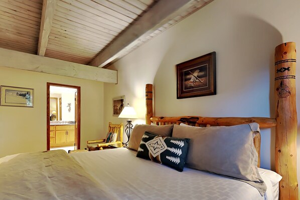 2 bedrooms, iron/ironing board, travel cot, Internet