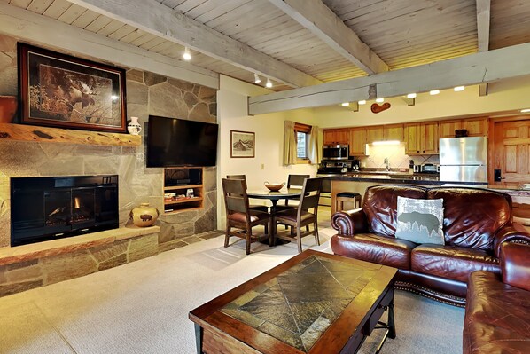 Televisio, takka, DVD-soitin, pöytätennispöytä