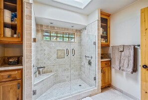 Ensemble douche/baignoire, sèche-cheveux, serviettes fournies, savon