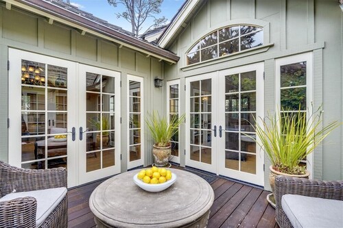 La Vita Dolce – Romantic Carmel-by-the-Sea Cottage Near Beach & Ocean Ave