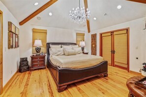 3 slaapkamers, een strijkplank/strijkijzer, gratis wifi, beddengoed