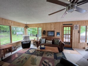 Smart TV, Netflix, Hulu, DVD player