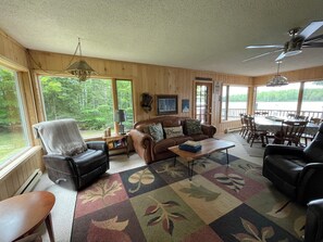 Smart TV, Netflix, Hulu, DVD player