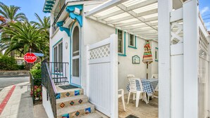 Ein Haus mit Veranda, einem Haltesignal und einer Fußmatte.
