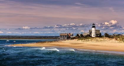 Chatham Beach Chic 5 Star 5 Min Walk to Beach-Newly Renovated Private Retreat AC