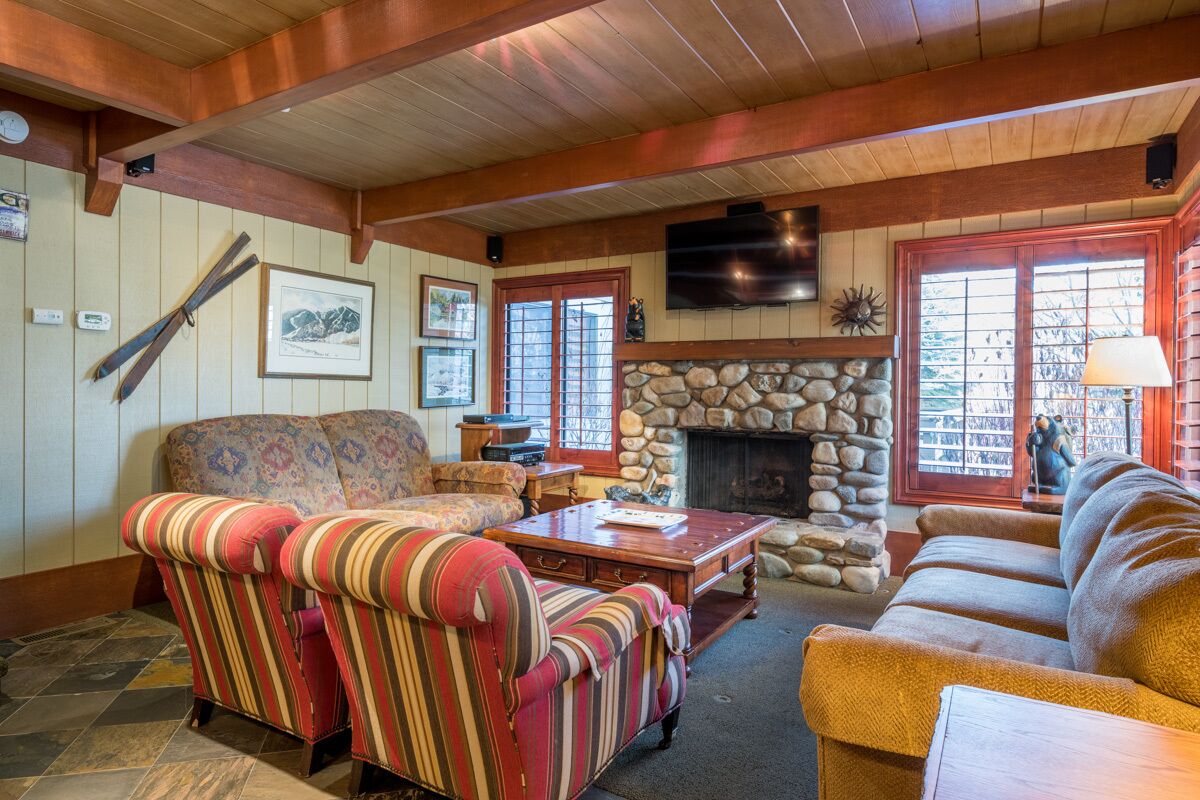 Book Now for Fall! Delightful Sun Valley Condo with Mountain Views and WIFI