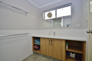 Shower, towels - Tropical Hideaway - Kalbarri, WA (Kalbarri)