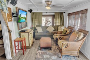 Smart-TV, DVD-Player, Stereoanlage