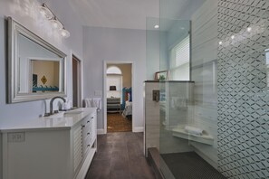 Combined shower/tub, hair dryer, towels