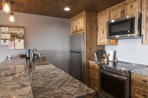 Refrigerador con congelador, microondas, horno y parrilla de estufa 
