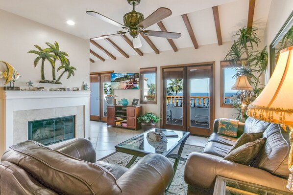 TV, fireplace - H892: Well-appointed Villa,4 Steps,Breathtaking Ocean Views,Fireplace,Golf Cart (Avalon)
