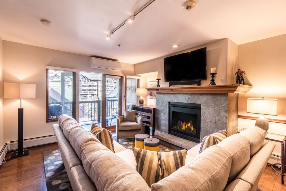 Smart TV, fireplace, stereo