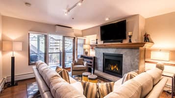 Smart TV, fireplace, stereo