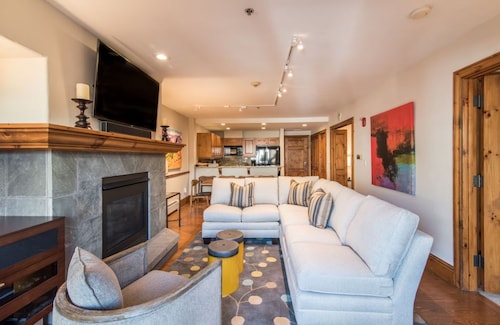 Charlie's Slopeside: BC Village, Ski-In/Out, Remodeled + AC, Walk to Ski School, Lifts + Dining