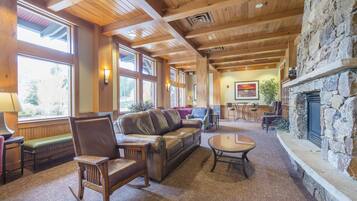 Een televisie, een open haard en een dvd-speler