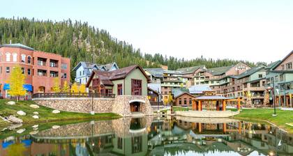 Ski in/Ski out condo w/great views. Overlooking the slopes. Access to hot tub