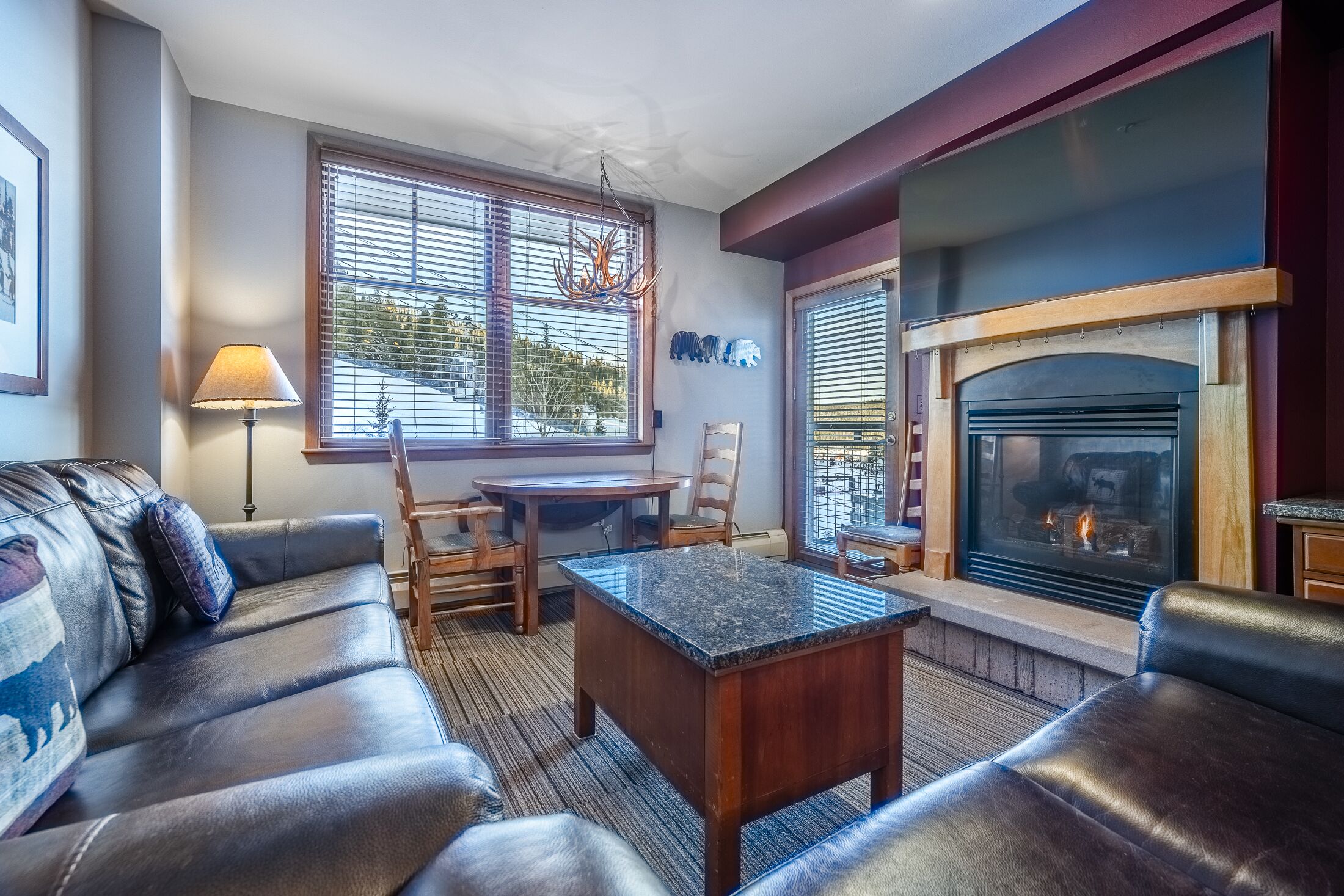 Fernseher, Kamin, DVD-Player