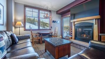 Fernseher, Kamin, DVD-Player