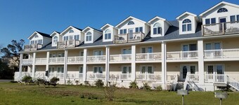 Lighthouse Villas 10: Centrally located condo in Ocracoke