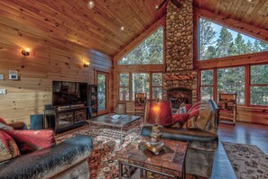 テレビ、暖炉、DVD プレーヤー、テーブルサッカー台