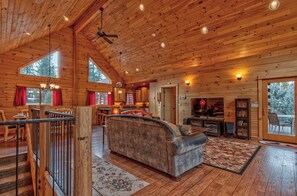 テレビ、暖炉、DVD プレーヤー、テーブルサッカー台