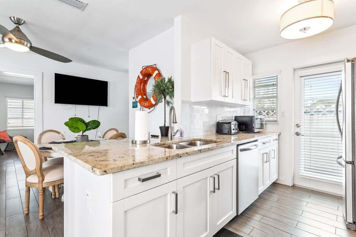 3 Palms Beach House | Steps To The Beach - Indian Rocks Beach, FL