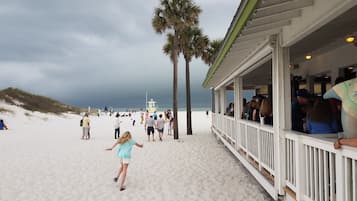 Vlak bij het strand, ligstoelen aan het strand, strandlakens