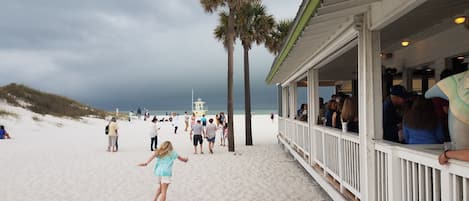 In Strandnähe, Liegestühle, Strandtücher