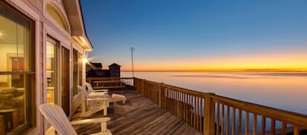 Waterfront/Private Pier, Water Access/Pool&Tennis club/Kayaks/SUP/ping-pong