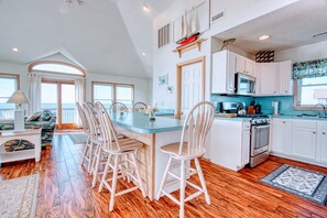 Fridge, microwave, oven, stovetop - Waterfront/Private Pier, Water Access/Pool&Tennis club/Kayaks/SUP/ping-pong (Avon)